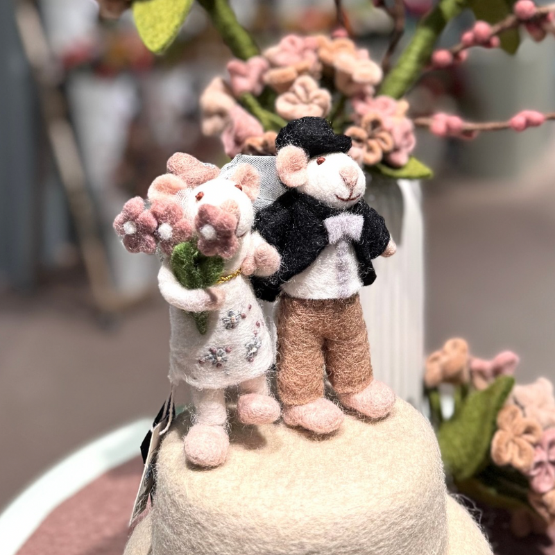 Gingerbread World European Market - White Bunny Bride and Groom figures 16335 16235