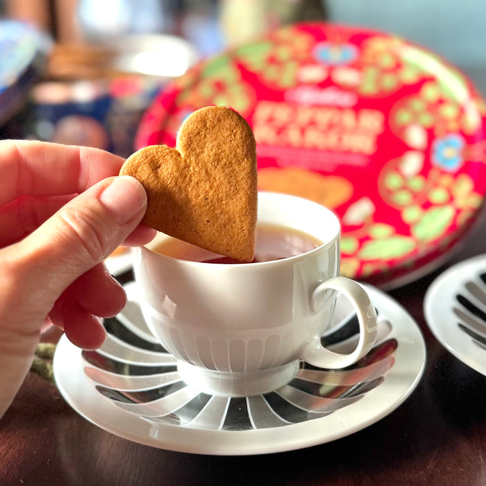 Nyåkers Swedish Gingerbread Hearts – Holiday Cookie Tin