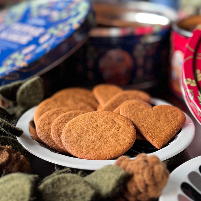 Nyåkers Swedish Round Ginger Thins – Holiday Cookie Tin