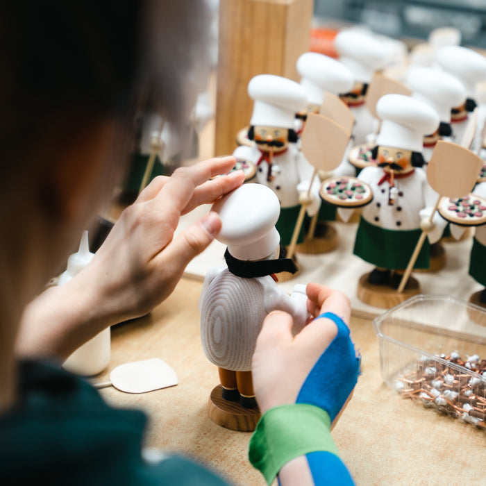 Gingerbread World European Christmas Market - Seiffener Volkskunst Traditional Smoker Figure - Pizza Maker 12677