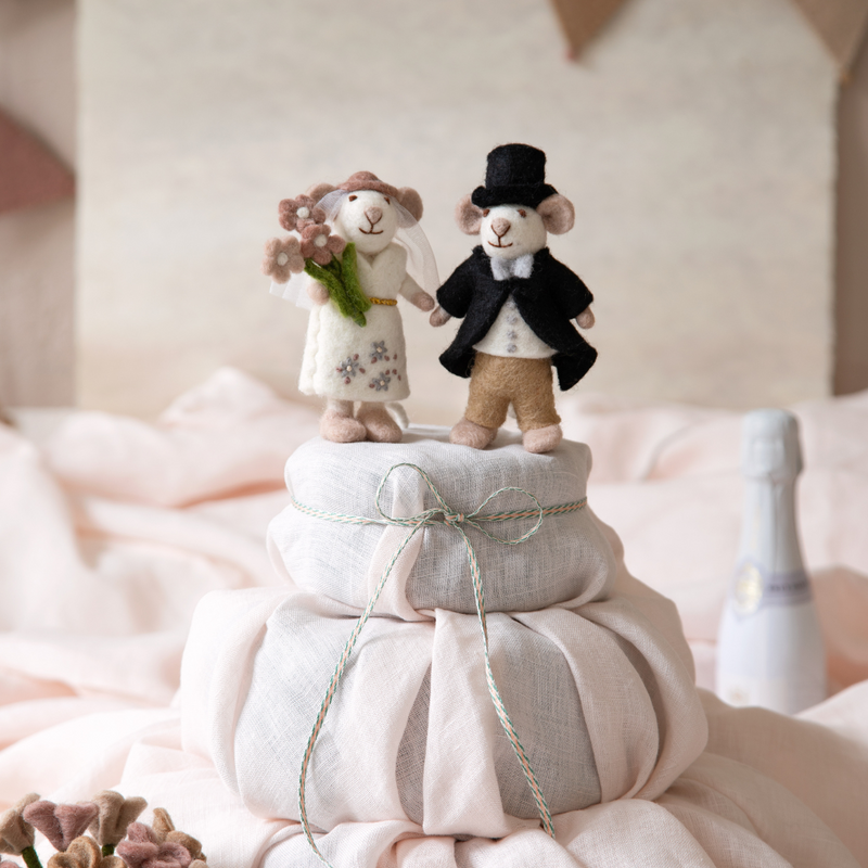 Gingerbread World European Market - White Bunny Bride and Groom figures 16235 and 16335