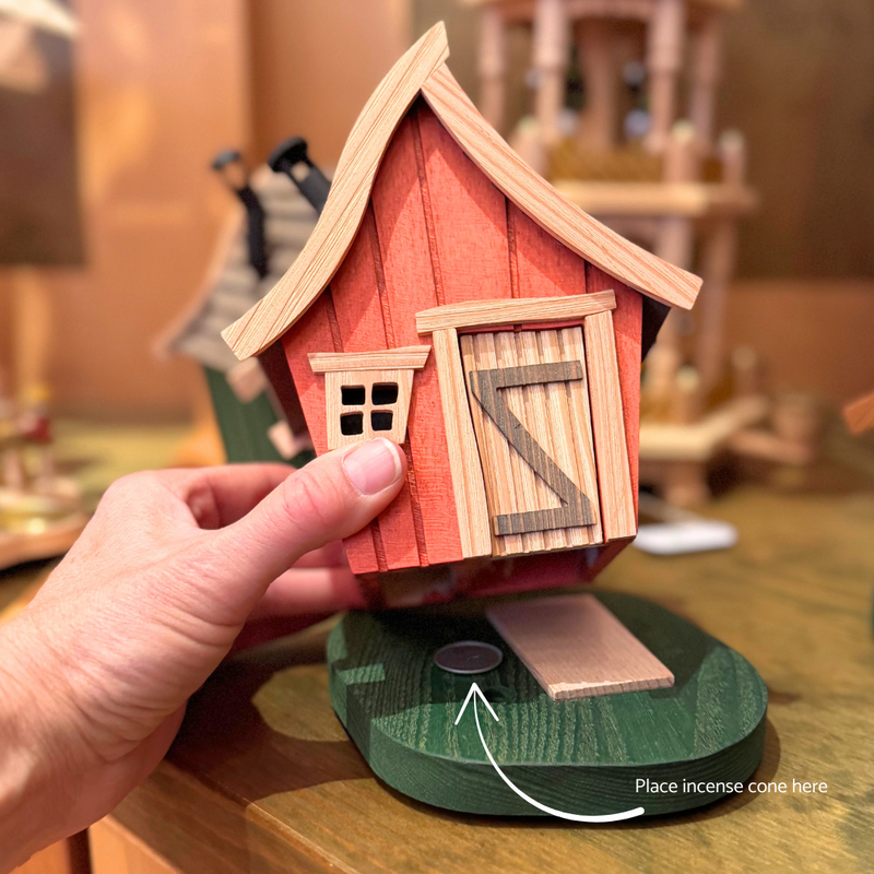 Gingerbread World Richard Glaesser German Folk Art - Smoker Cottage Red 2630 - open