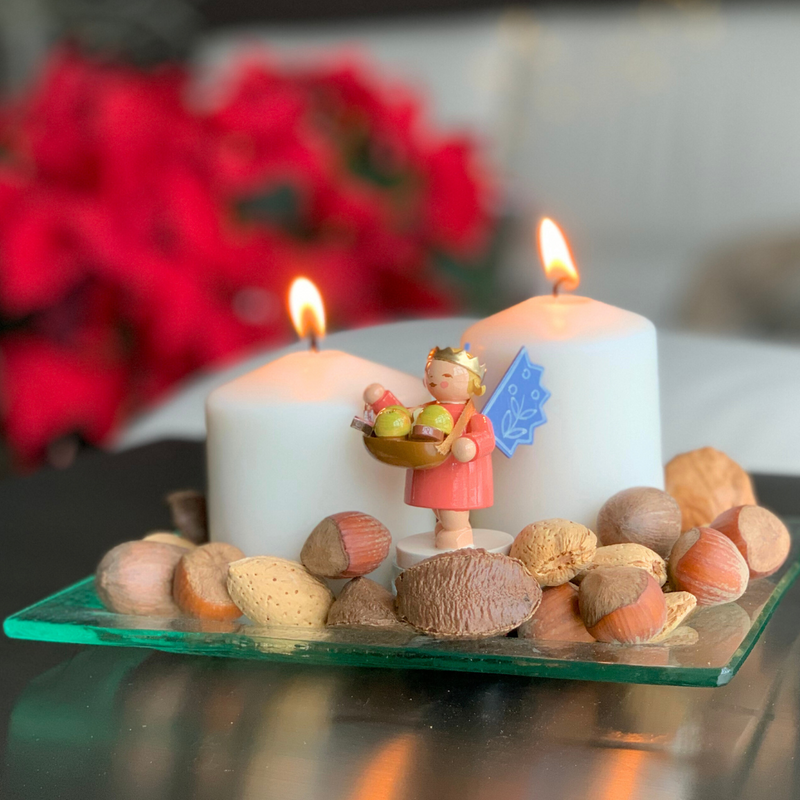 Gingerbread World Wendt & Kühn Angels wearing Crowns, Angel with Basket - How to display