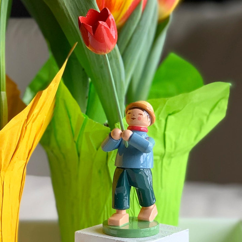 Gingerbread World Wendt Kuehn Blumenkinder - Boy with Tulip 5248-23