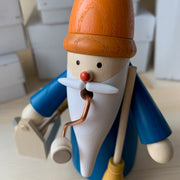 Handcrafted Seiffener Volkskunst Handyman Gnome incense smoker with a brown hat, blue coat, miniature toolbox and broom, made in Seiffen, Germany.