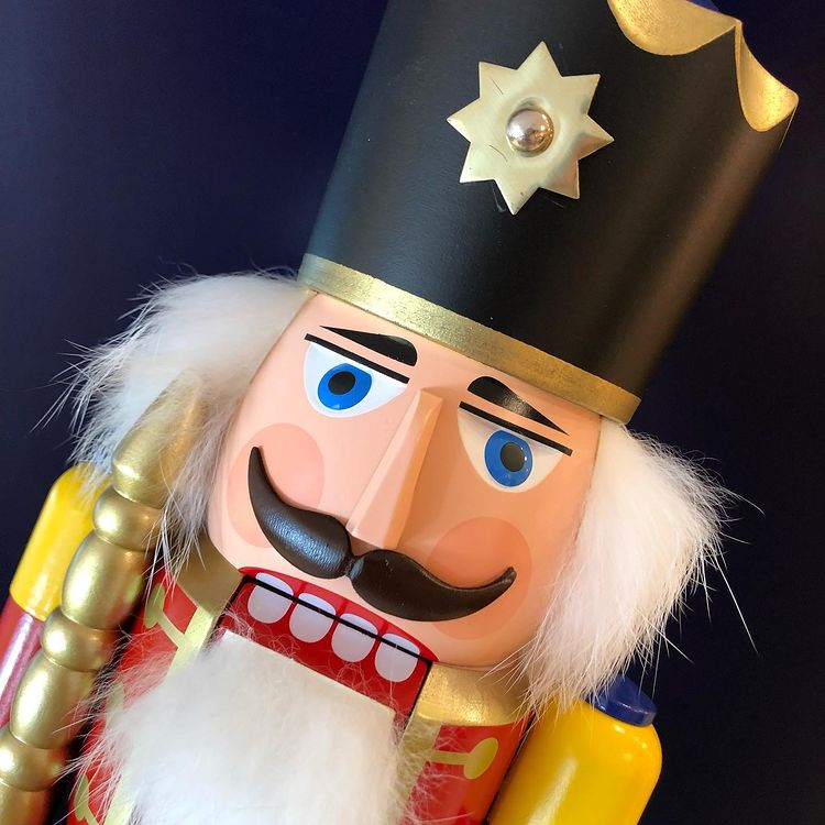 Handcrafted Seiffener Volkskunst Red King German nutcracker with a golden crown, royal sceptre and faux fur beard, made in Seiffen, Germany.