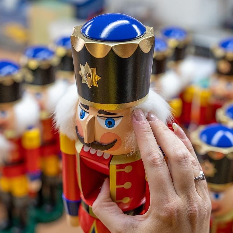 Handcrafted Seiffener Volkskunst Red King German nutcracker with a golden crown, royal sceptre and faux fur beard, made in Seiffen, Germany.